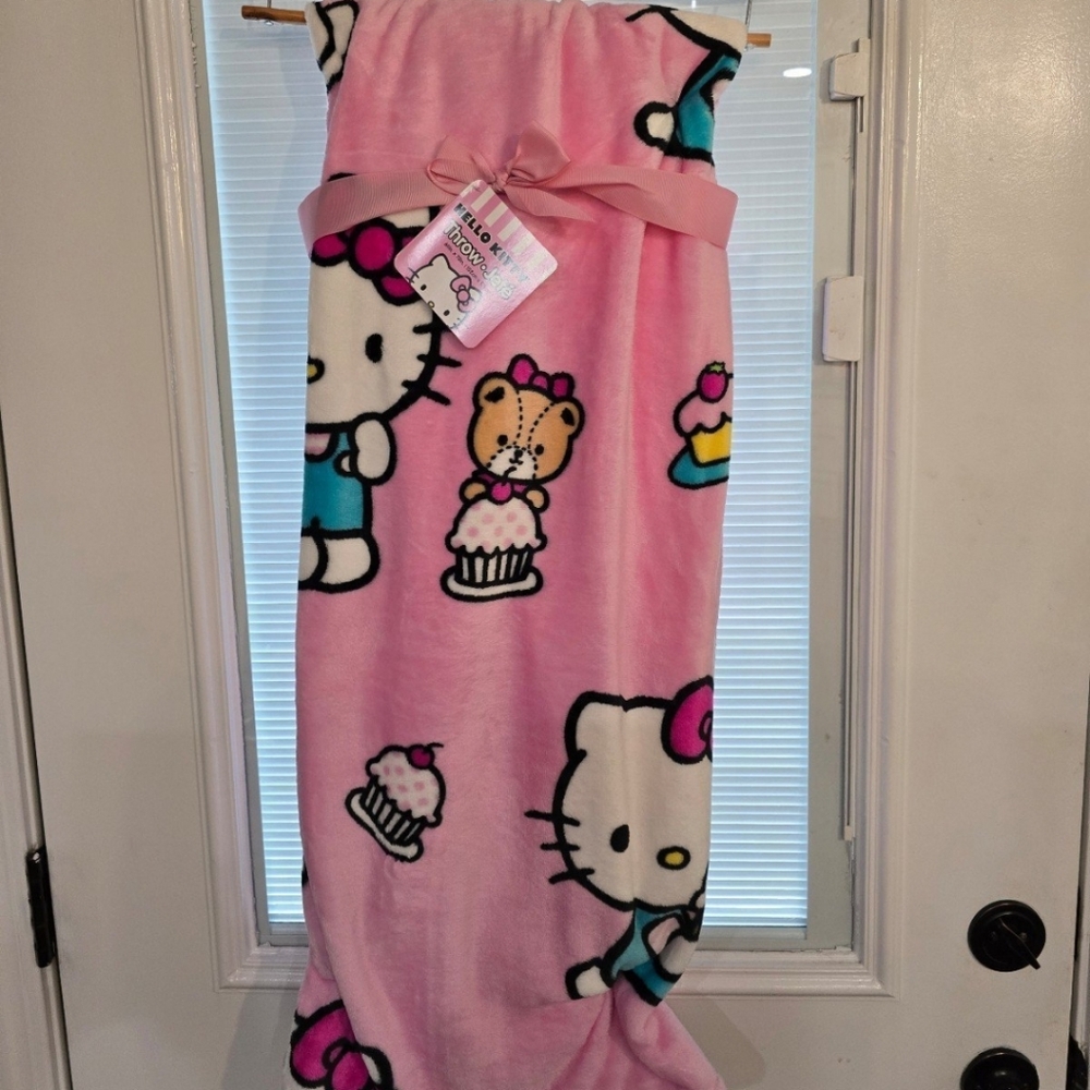 Hello Kitty cupcake blanket